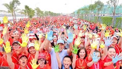 Hơn 21.000 người tạo nên “biển đỏ sao vàng” và thông điệp xanh vì môi trường