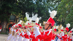 Đoàn nhạc kèn học sinh TP.HCM biểu diễn tại Tượng đài vua Lý Thái Tổ