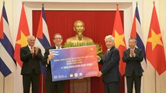  Việt Nam trao tặng gần 385 tỉ đồng đợt 1 cho nhân dân Cuba