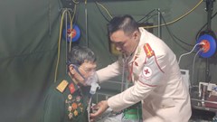 Sau khi được cấp cứu, nhiều cựu chiến binh không rời khán đài xem Lễ diễu binh, diễu hành