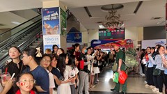 Người dân Hà Nội quyến luyến tạm biệt các khối diễu binh, diễu hành trở về đơn vị