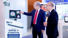 Công nghệ robot AI phẫu thuật tiên tiến tại Triển lãm Thành tựu y tế nổi bật ở tòa nhà Quốc hội