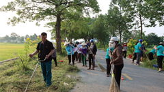 Ra quân tổng vệ sinh môi trường tại di tích Làng cổ ở Đường Lâm