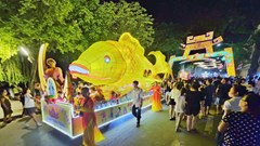 Phường Sơn Tây: Mô hình “Cá chép trông trăng” đoạt giải Quán quân Hội thi mô hình đèn Trung thu năm 2025