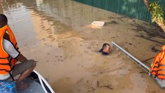 Công an Bắc Ninh tận tụy giúp bà con trong ngập lụt