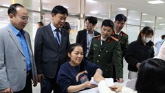 Khám sức khỏe và trang bị kỹ năng phòng ngừa tội phạm trong công nhân lao động