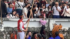 Du khách thưởng tiền tận tay liền anh liền chị Quan họ