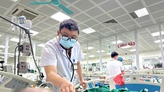 Người cao tuổi suy hô hấp vì chủ quan với ho nhẹ, đau đầu…