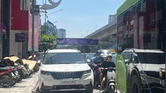 Tắc cứng đường Nguyễn Trãi, nhiều ô tô vẫn ngang nhiên lấn chiếm lòng đường