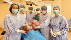Cứu thiên chức làm mẹ của nữ sinh mang khối u nặng 15kg