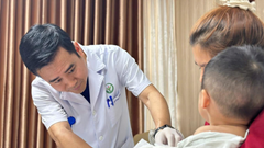 Phẫu thuật nối bàn tay gần đứt rời cho bé 22 tháng tuổi