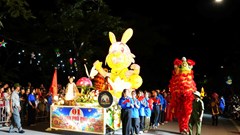 Diễu hành 13 mô hình đèn Trung thu mang sắc màu Xứ Đoài