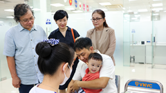 Hàng vạn gia đình đưa trẻ đi tiêm vắcxin tay chân miệng phòng nguy cơ biến chứng nặng
