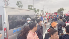 Du khách chờ phà đi Cát Bà từ 5h30 sáng