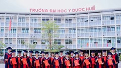 Trao tặng học bổng gần 5 tỉ đồng cho sinh viên ngành Y các tỉnh miền Trung 