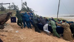 Lực lượng vũ trang Quảng Nam giúp dân chèn chống nhà cửa trước bão 