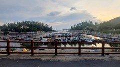 Người dân xã đảo Cù Lao Chàm hối hả phòng chống bão Trà Mi 