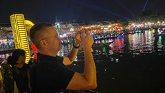 Du khách cùng người dân chào năm mới 2025 tại Hội An