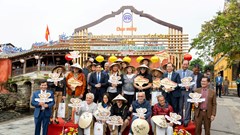 Đoàn khách quốc tế đầu tiên “xông đất” phố cổ Hội An năm 2025