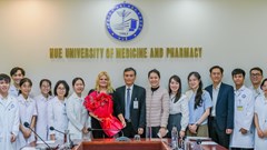 Hơn 1,5 tỉ đồng trao tặng cho sinh viên ngành Y có hoàn cảnh khó khăn ở miền Trung