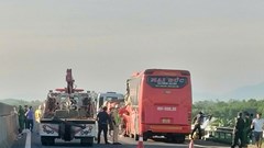 Xe khách va chạm xe đầu kéo trên cao tốc Đà Nẵng-Quảng Ngãi, 11 người thương vong
