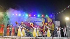 Đưa chương trình văn nghệ, chiếu phim lưu động về với miền núi, xã đảo