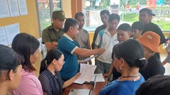 Người dân chia sẻ niềm vui nhận quà dịp Quốc khánh