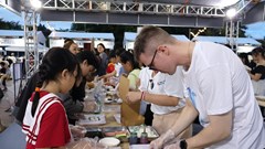 Du khách hào hứng thưởng thức ẩm thực Hàn Quốc tại Hội An