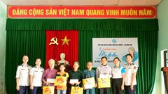 Hội phụ nữ Vùng cảnh sát biển 2 tặng quà cho học sinh và phụ nữ có hoàn cảnh khó khăn