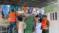 Bộ đội biên phòng hỗ trợ đưa 2 bệnh nhân trên đảo Cù Lao Chàm vào bờ cấp cứu