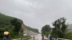 Mưa, lũ lớn tạo hố sâu, gây nguy hiểm trên QL24C đoạn qua Đà Nẵng