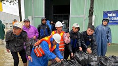 Những bữa ăn ấm lòng ngày mưa lũ