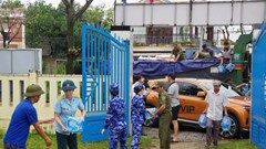 Hội phụ nữ Vùng cảnh sát biển 2 thăm hỏi, tặng quà người dân vùng lũ lụt