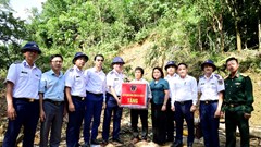 Vùng Cảnh sát biển 2 thăm, hỗ trợ đồng bào vùng lũ lụt 