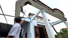 Lốc xoáy nửa đêm, 2 người bị thương, hàng chục nhà dân tốc mái