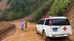 Công an hỗ trợ vận chuyển kịp thời bệnh nhân qua vùng sạt lở để đi cấp cứu 
