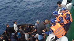 Tàu Vùng Cảnh sát biển 2 tiếp nhận 52 thuyền viên tàu cá bị chìm ở Trường Sa