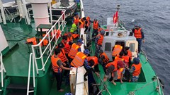 Tàu Vùng Cảnh sát biển 2 bàn giao 52 thuyền viên gặp nạn cho Quân chủng Hải quân