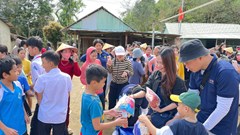 Nhóm hướng dẫn viên tiếng Hàn tặng quà cho đồng bào vùng cao