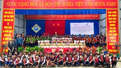 Trao tặng 200 suất quà Tết cho người dân vùng cao Trà Vân