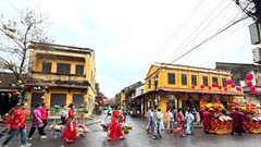 Du khách hào hứng theo chân đoàn diễu hành mừng Nguyên tiêu ở Hội An