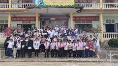 Hỗ trợ học sinh, người nghèo vùng miền núi Hướng Hiệp 