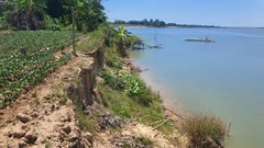 Triển khai phương án ứng phó sạt lở bờ sông Vu Gia
