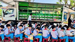 Những chuyến xe mang tri thức đến sân trường 