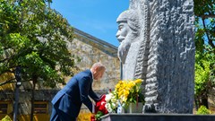 Thủ tướng Ba Lan Donald Tusk thăm Hội An, đặt hoa tưởng niệm kiến trúc sư Kazik
