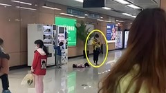 Con khóc ăn vạ giữa ga tàu, bà mẹ trẻ có cách xử lý khiến netizen chỉ muốn đến xin chữ ký