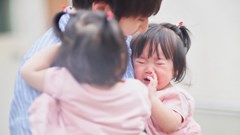 Vì sao trong gia đình có 2 con, con thứ thường được cho là thông minh hơn? 