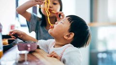 4 sai lầm chí mạng trên bàn ăn khiến đứa trẻ lớn lên chỉ biết sống hưởng thụ