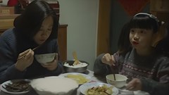 Nghiên cứu của Đại học Oslo: Đừng bắt con im lặng khi ăn, những đứa trẻ hay tranh luận thường có học vị cao hơn