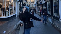 “Vừa làm vừa khóc” và sự thật về cuộc sống du học: Vì sao những “siêu nhân” xứ người lại sợ nhất các cuộc gọi về nhà?